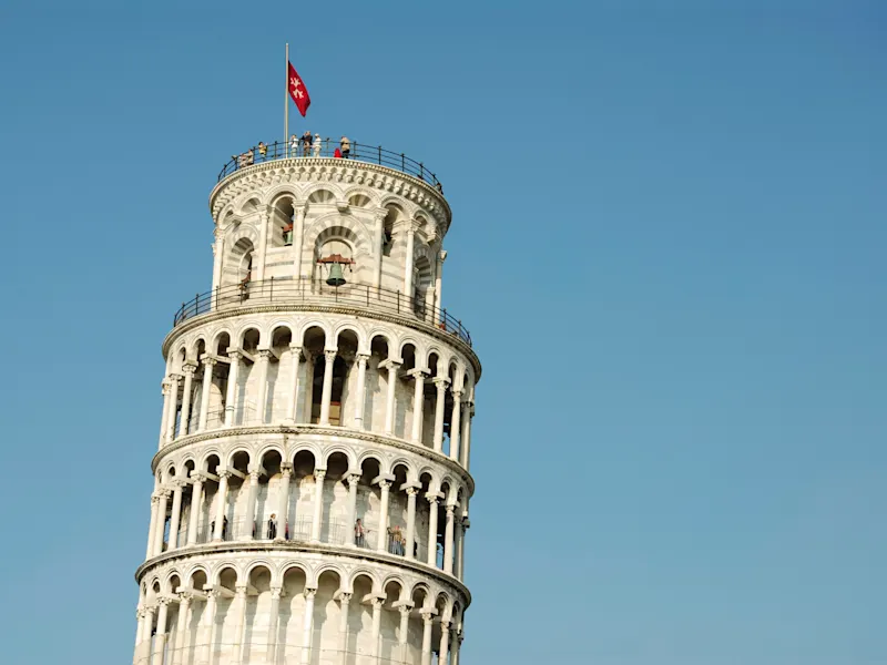 Pisa, Toskana, Italien Blick auf die Spitze des schiefen Turms von Pisa mit Touristen, Pisa, Toskana, Italien.