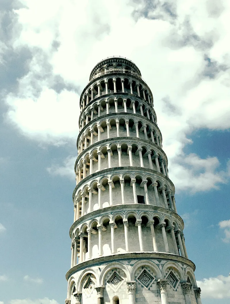 Pisa, Toskana, Italien Blick auf die Spitze des schiefen Turms von Pisa mit Touristen, Pisa, Toskana, Italien.