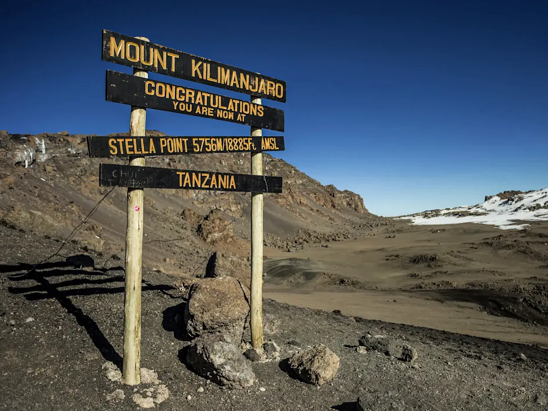 Stella-Point-Schild auf dem Kilimandscharo auf 5756 Metern Höhe. Kilimandscharo, Tansania.