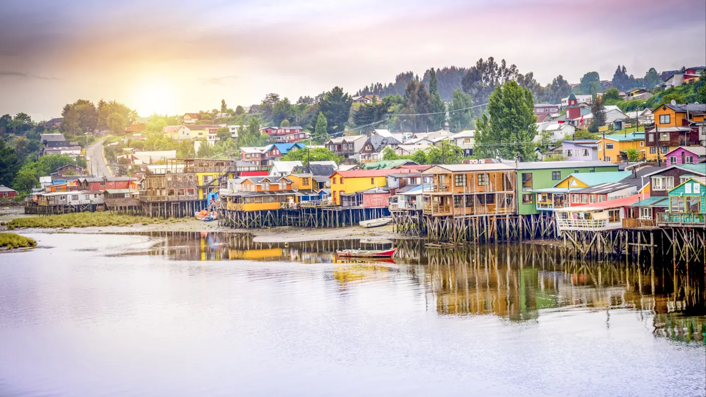 Castro, Chiloé, Chile Bunte Stelzenhäuser am Wasser bei Sonnenuntergang in Castro. Castro, Chiloé, Chile.