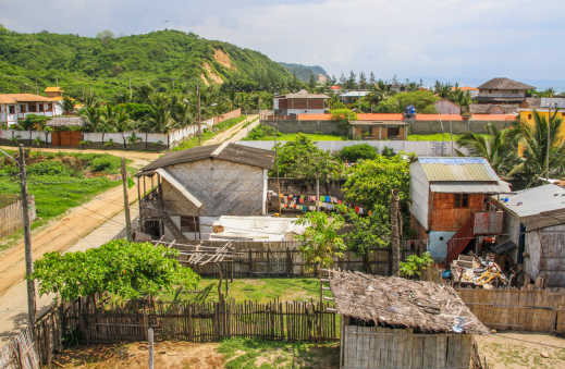 Petites maisons dans le village de Puerto Lopez en Equateur