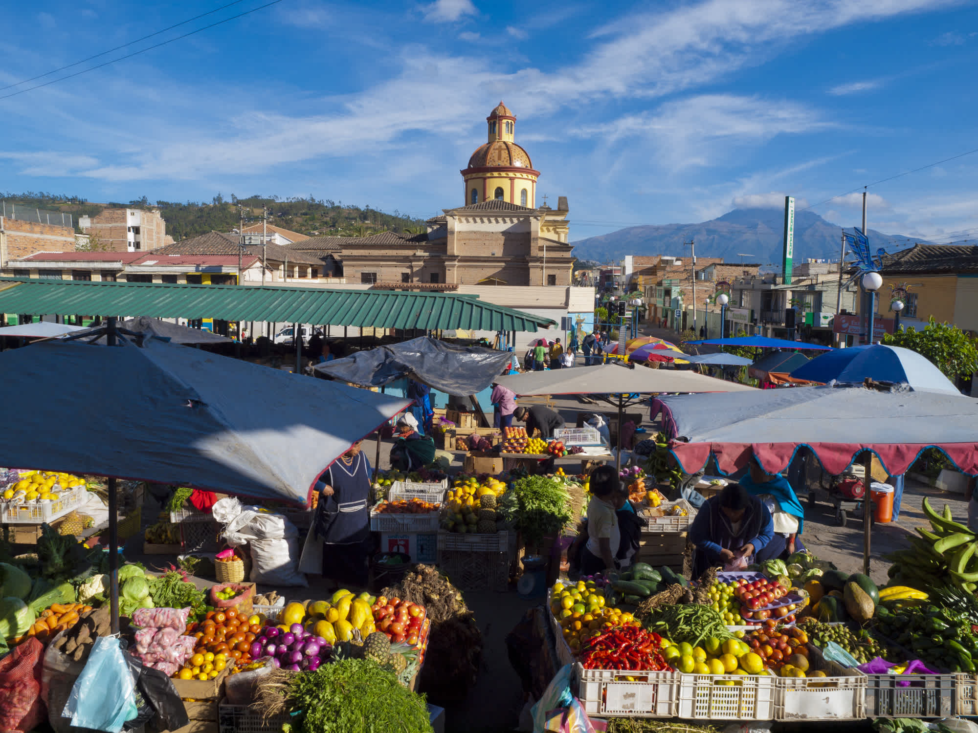 Parasols et stands de fruits et légumes au marché d'Otavalo, en Équateur.