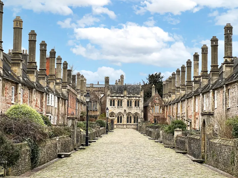 England, Wells, Somerset, City Trip Malerische Vicars' Close mit alten Steinhäusern und ikonischen Schornsteinen. Wells, Somerset, England