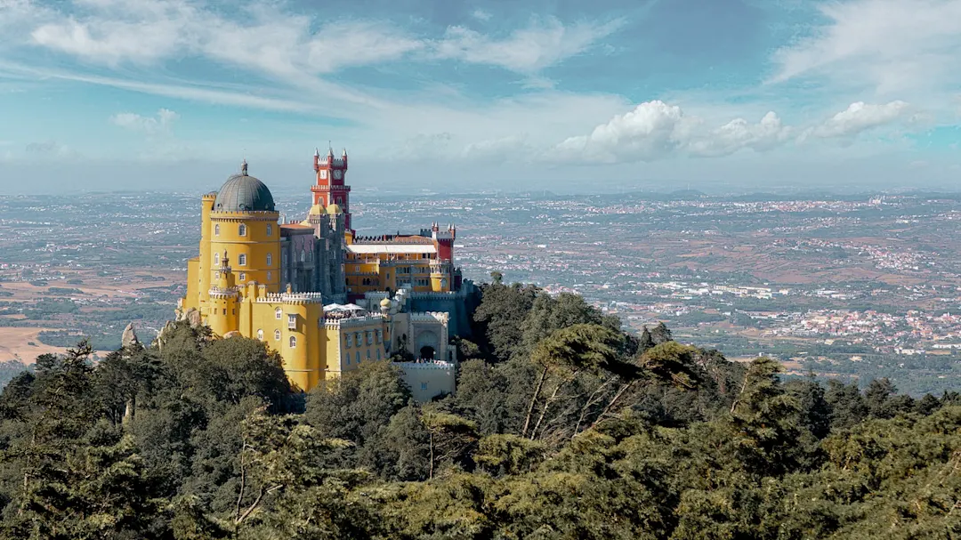 Panoramablick auf den Pena National Palace in Sintra, Portugal. 