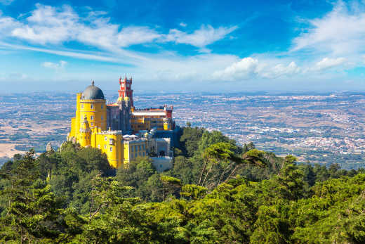 Panoramablick auf den Pena National Palace in Sintra, Portugal. 