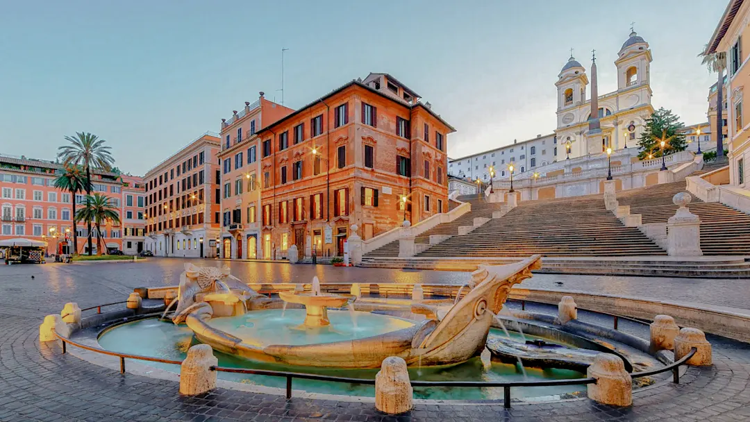 Baraccia-Brunnen und Spanische Treppe auf dem Spanischen Platz, Rom, Italien.