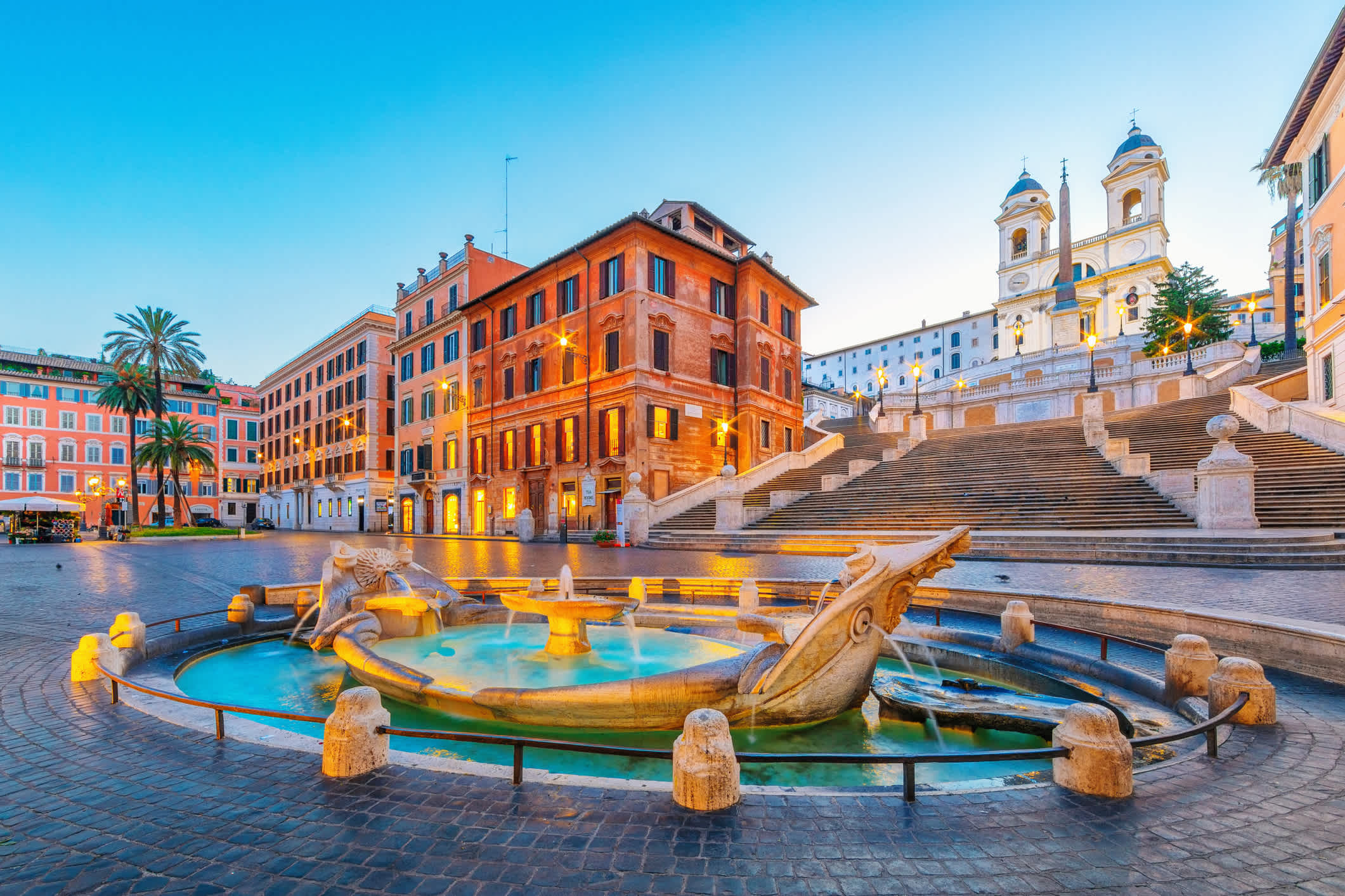 Baraccia-Brunnen und Spanische Treppe auf dem Spanischen Platz, Rom, Italien.