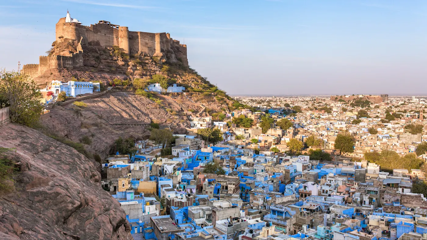Jodhpur, Rajasthan, Indien Blick über die blaue Stadt Jodhpur mit der imposanten Mehrangarh-Festung. Jodhpur, Rajasthan, Indien.