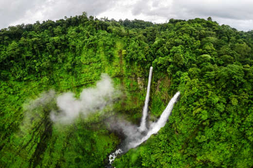 Das Bolaven Plateau, Tad Yuang oder Yuang fallen, der große Wasserfall im grünen Dschungel in der Nähe von Pakse, Champasak, Laos