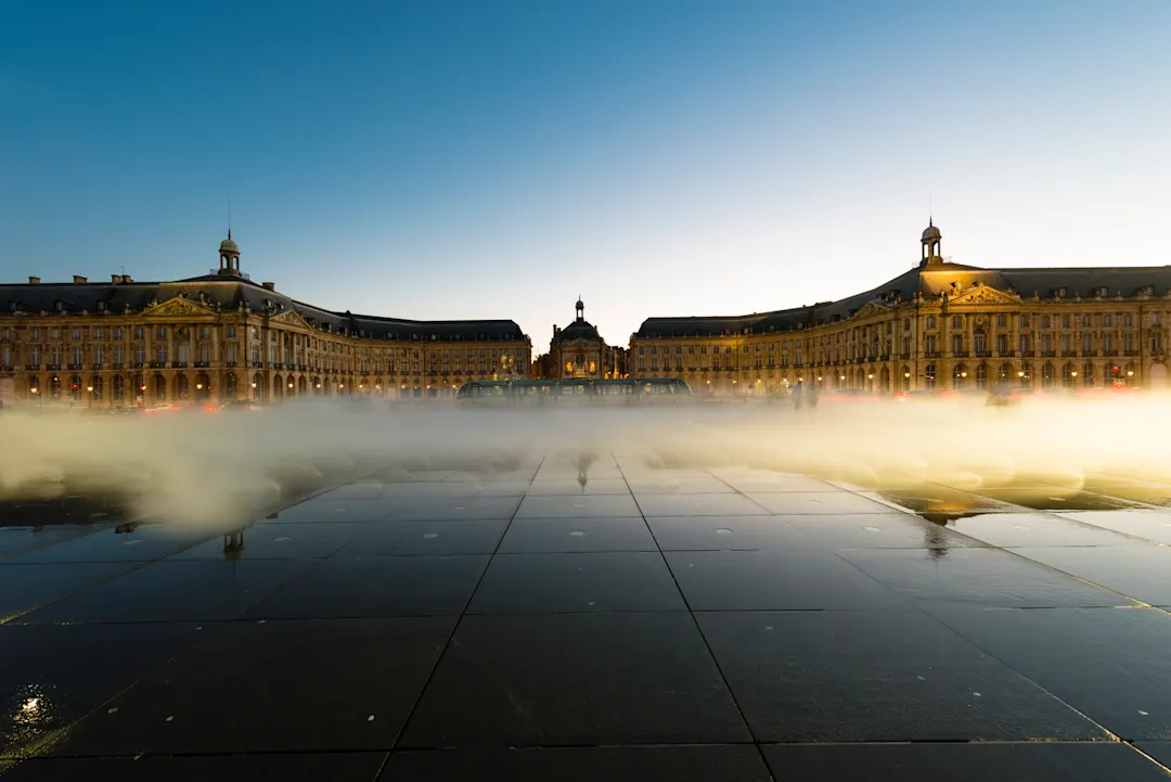 Place de la Bourse, Bordeaux Besuchen Sie den Place de la Bourse, hier unter blauem Himmel, bei einem Urlaub in Bordeaux