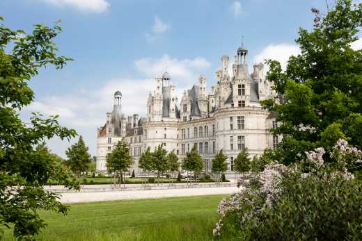 Vue sur le château de Chambord dans la Vallée de la Loire, depuis le parc du château.