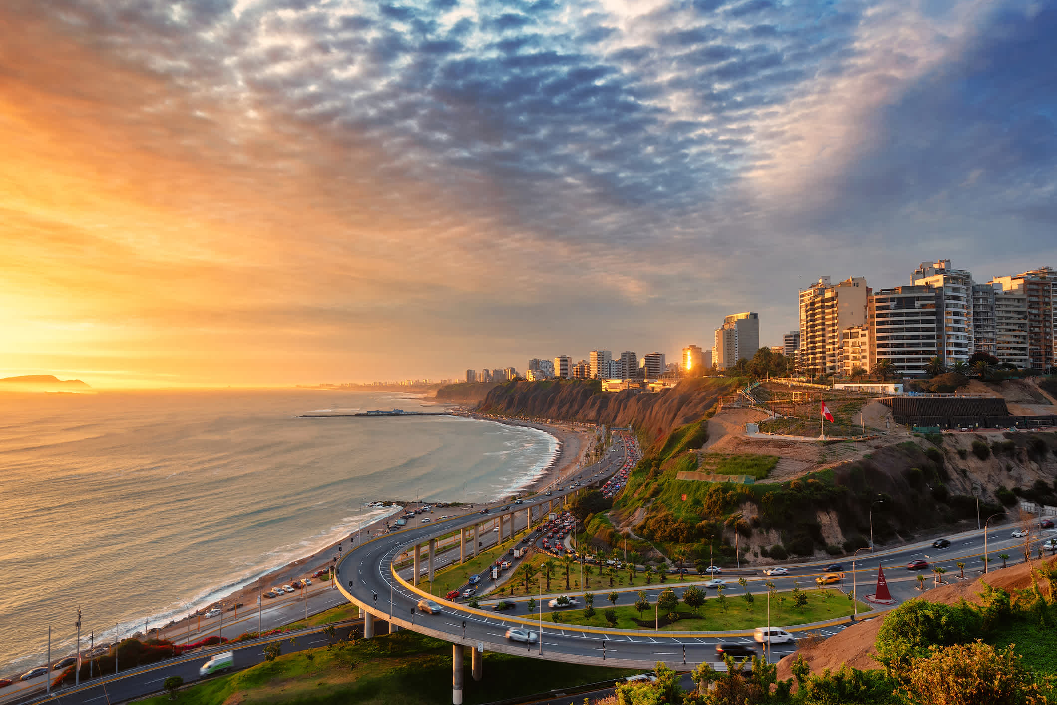 Lima, Peru entlang der Küste auch bekannt als Circuito de Playas de la Costa Verde bei einem goldenen Sonnenuntergang