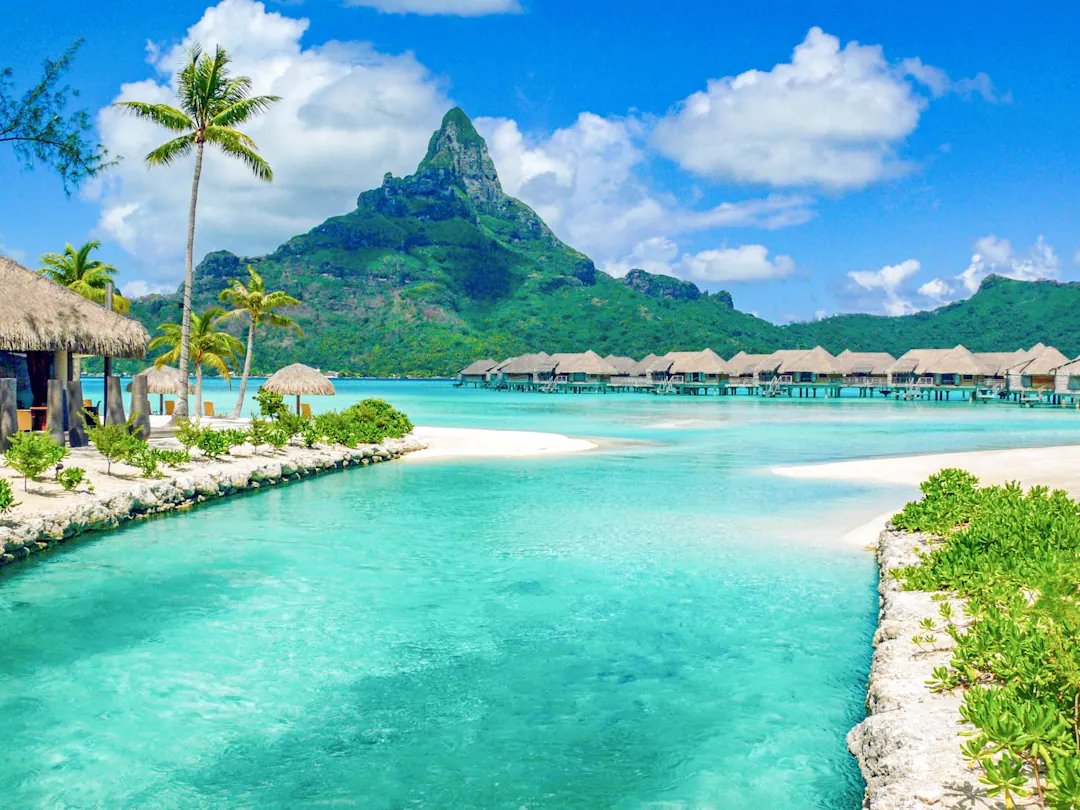 Blick auf die Lagune und die Bungalows in Bora Bora, Polynesien