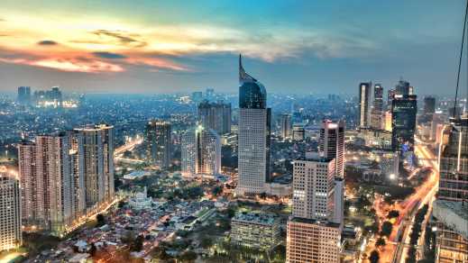 Skyline der Stadt bei Sonnenuntergang, Jakarta, Indonesien