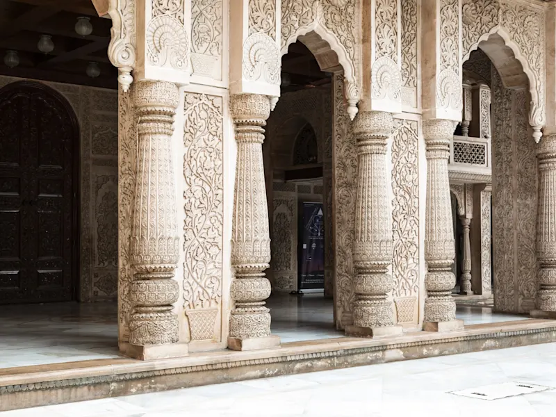Mumbai, Maharashtra, Indien Detailreiche Steinmetzarbeiten am Radhagopinath-Tempel mit geschnitzten Säulen. Mumbai, Maharashtra, Indien.
