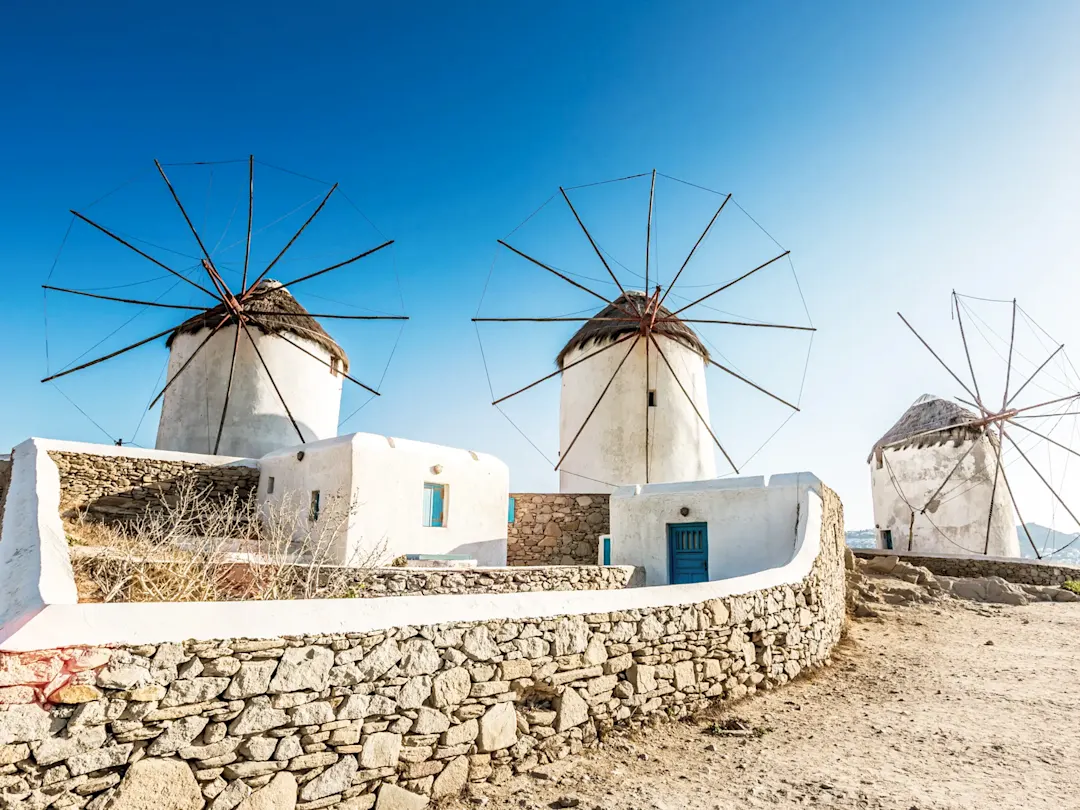 Weiße  Windmühlen auf Mykonos, Kykladen, Griechenland.