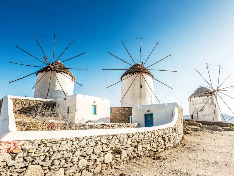 Griechenland, Kykladen, Mykonos Weiße  Windmühlen auf Mykonos, Kykladen, Griechenland.