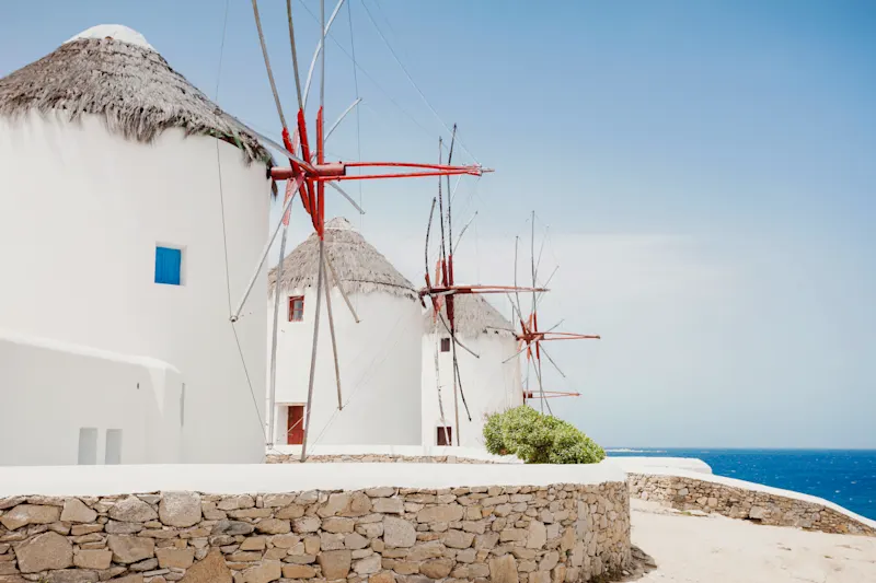 Griechenland, Kykladen, Mykonos Weiße Windmühlen auf Mykonos, Kykladen, Griechenland.