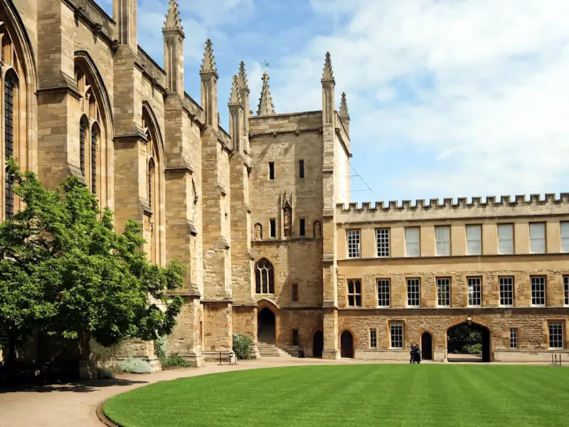 Historische Universitätsarchitektur mit grünem Hof. University of Oxford, Oxford, Oxfordshire, England.