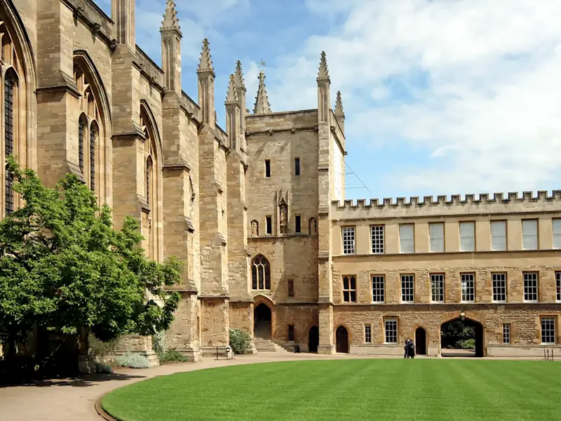 Historische Universitätsarchitektur mit grünem Hof. University of Oxford, Oxford, Oxfordshire, England.