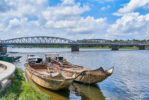 Faites une croisière sur la célèbre Rivière des Parfums pendant votre séjour à Huê au Vietnam.