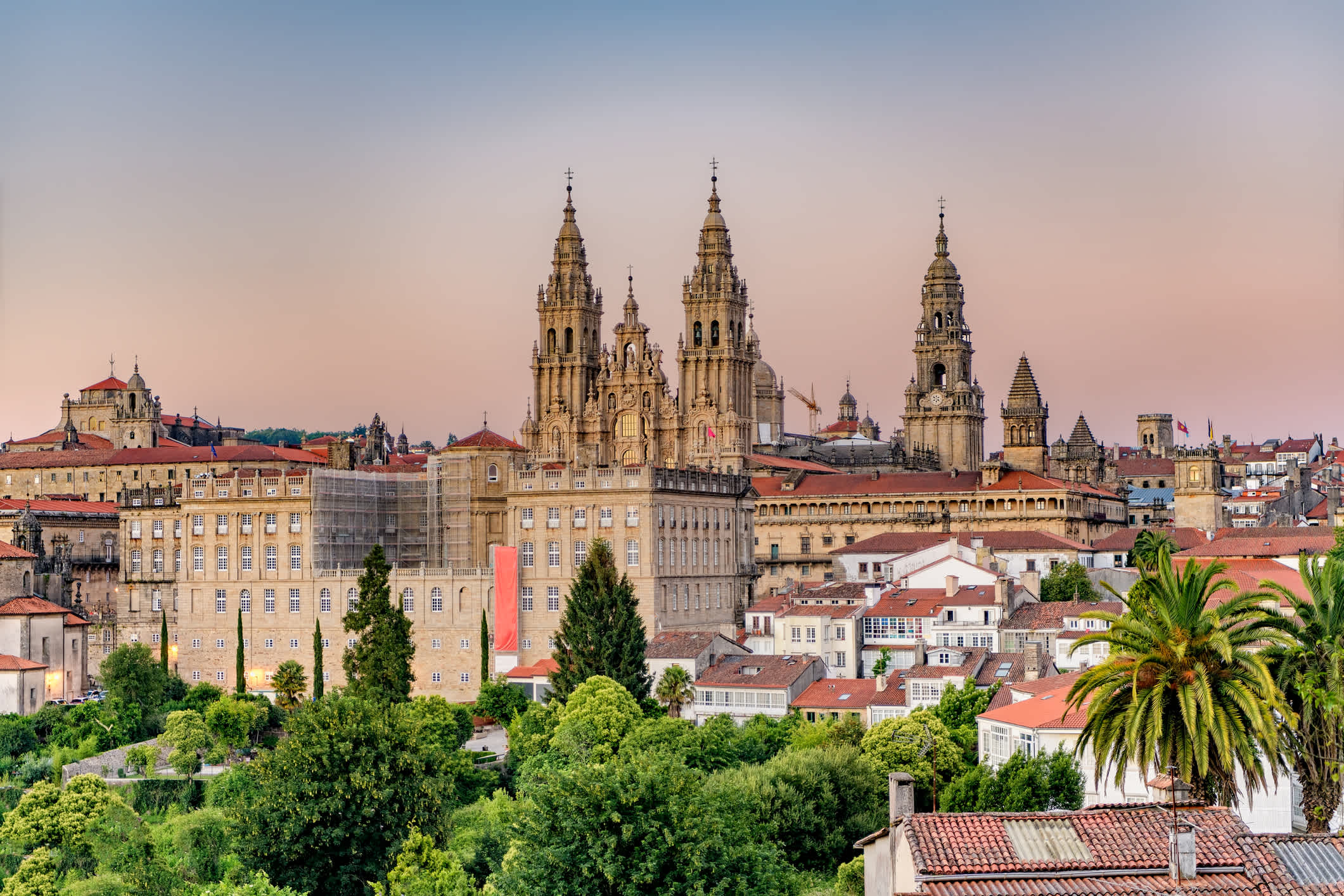 Die Stadt Santiago De Compostela beim Trübe Sonnenuntergang, Spanien. 

