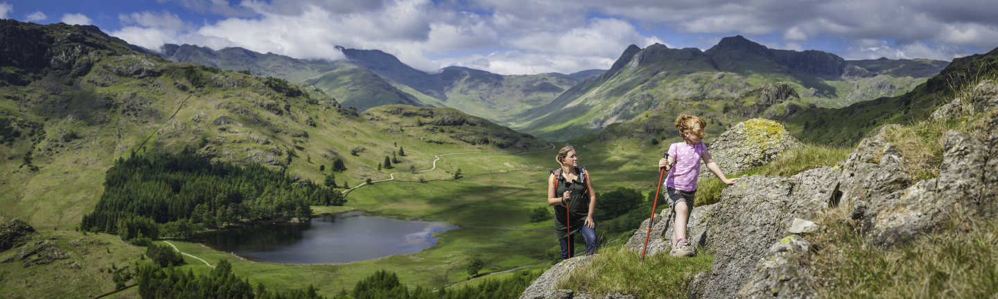 Aktive Mutter und Tochter Wandern in einer idyllischen Landschaft panorama mountain