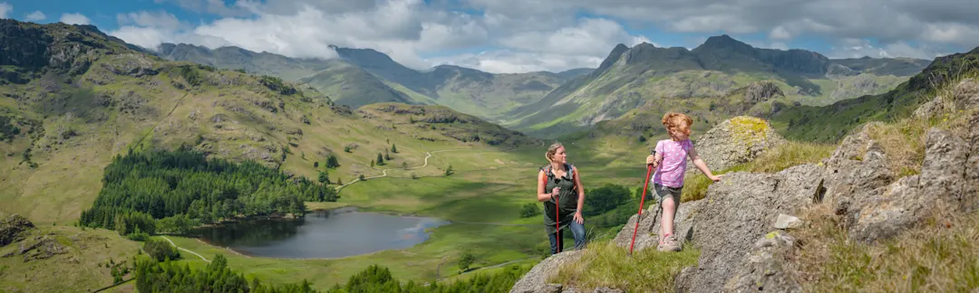 Aktive Mutter und Tochter Wandern in einer idyllischen Landschaft panorama mountain