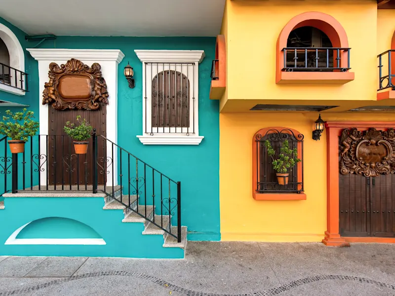 Puerto Vallarta, Jalisco, Mexiko Bunte Häuser mit Holztüren und dekorativen Details. Puerto Vallarta, Jalisco, Mexiko.