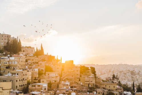 Blick auf die belebten Stadtviertel der vielfältige Hauptstadt Amman in Jordanien 