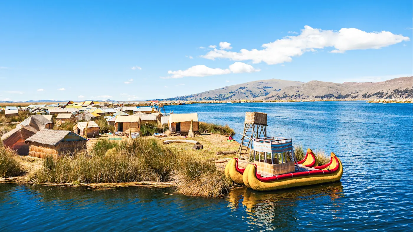 Puno, Uros-Inseln, Peru Schwimmende Schilfinseln mit traditionellen Hütten auf dem Titicaca-See. Puno, Uros-Inseln, Peru.