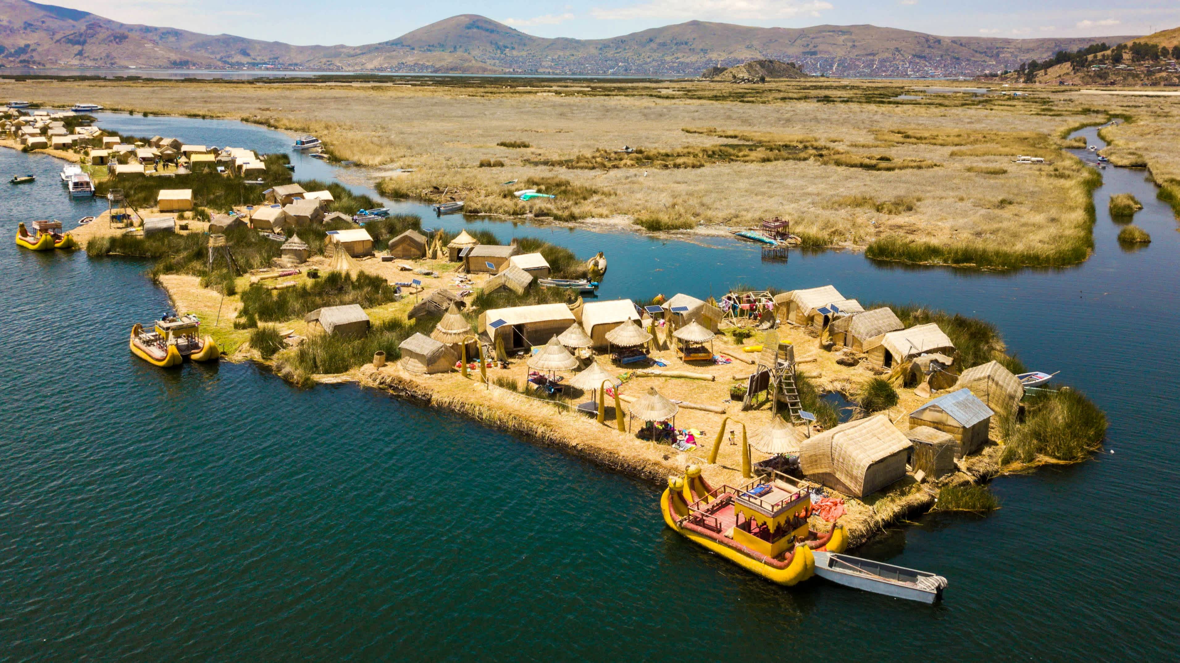 Schwimmende Uros-Inseln auf dem Titicaca-See, Peru.