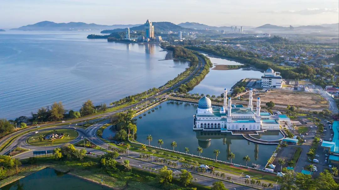 Luftaufnahme der schwimmenden Moschee von Kota Kinabalu, Borneo, Malaysia.