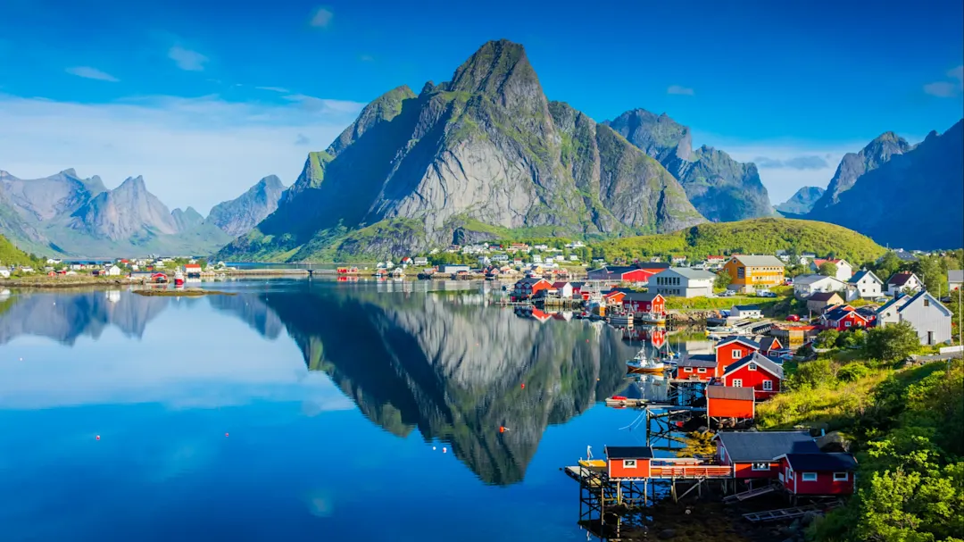 Norwegen, Lofoten Spiegelbild des Weindorfes auf dem Wasser des Fjords auf den Lofoten, Norwegen.
