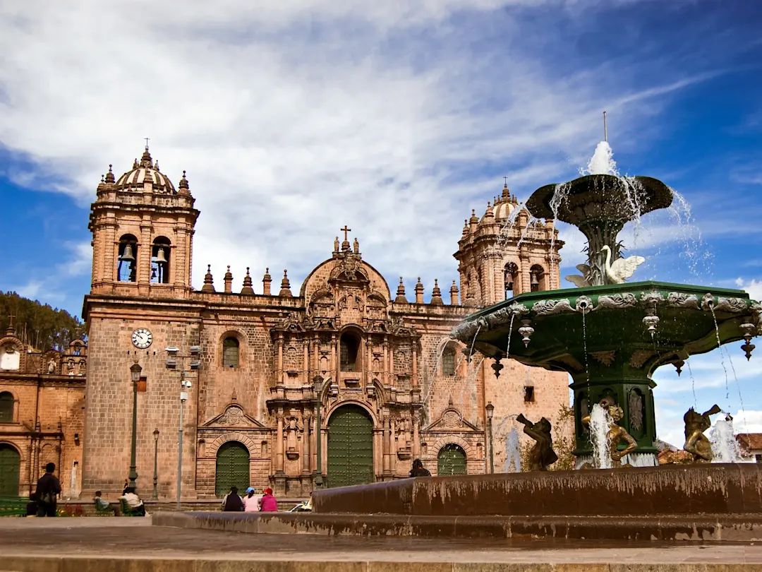 Historische Kathedrale mit Brunnen auf einem Platz. Cusco, Cusco, Peru.
