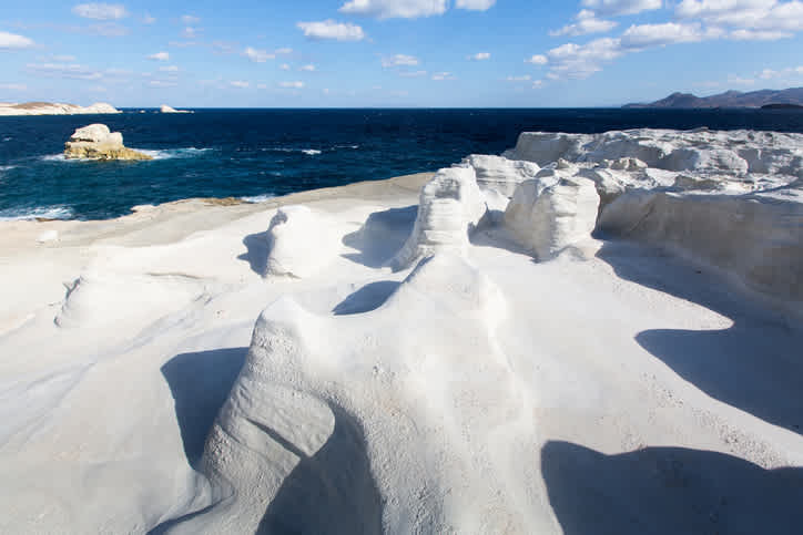 Bewundern Sie die Felsformationen des Sarakiniko Strandes während Ihrer Reise nach Milos.