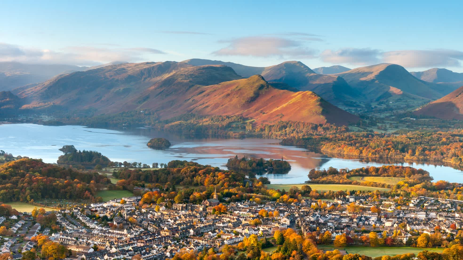 Blick auf die kleine Stadt Keswick am Rande des Derwent Water im Lake District National Park.