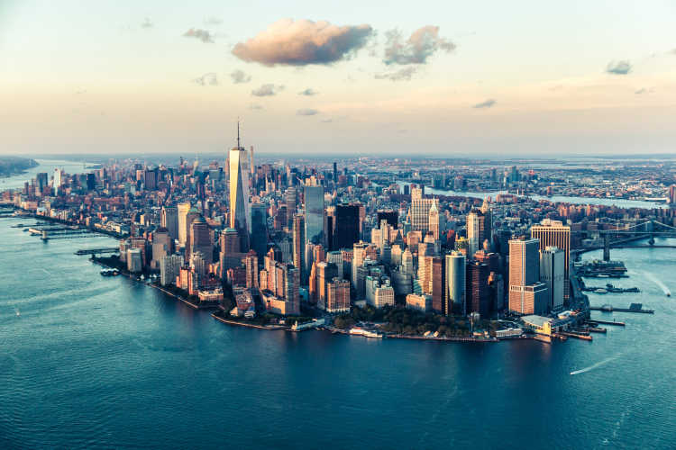 Vue dégagée sur Manhattan et sa mythique skyline depuis un survol de la ville hélicoptère. Une découverte originale de la ville que vous pourrez vous offrir lors d'un voyage à New-York.