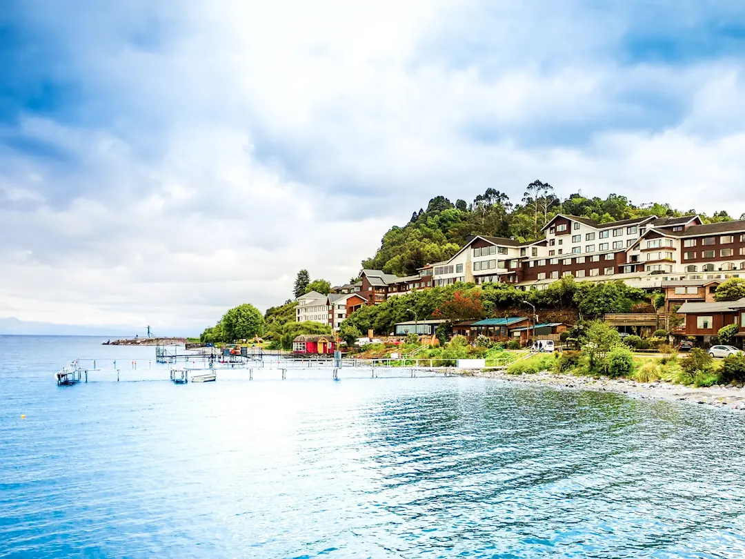 Küstenstadt mit Hotels am Seeufer. Puerto Varas, Los Lagos, Chile.