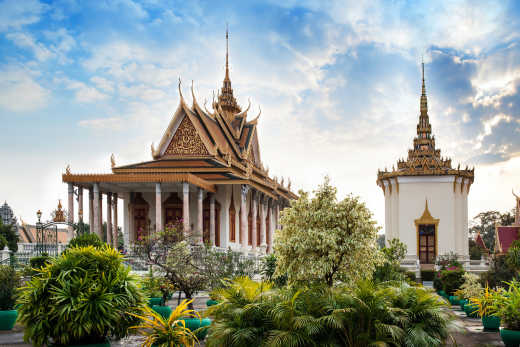 Un temple impressionnant dans le complexe du palais de la famille royale à Phnom Penh