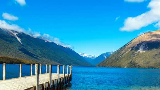 Jetée du lac Rotoiti avec les montagnes en arrière-plan, parc national de Nelson Lakes, Nouvelle-Zélande