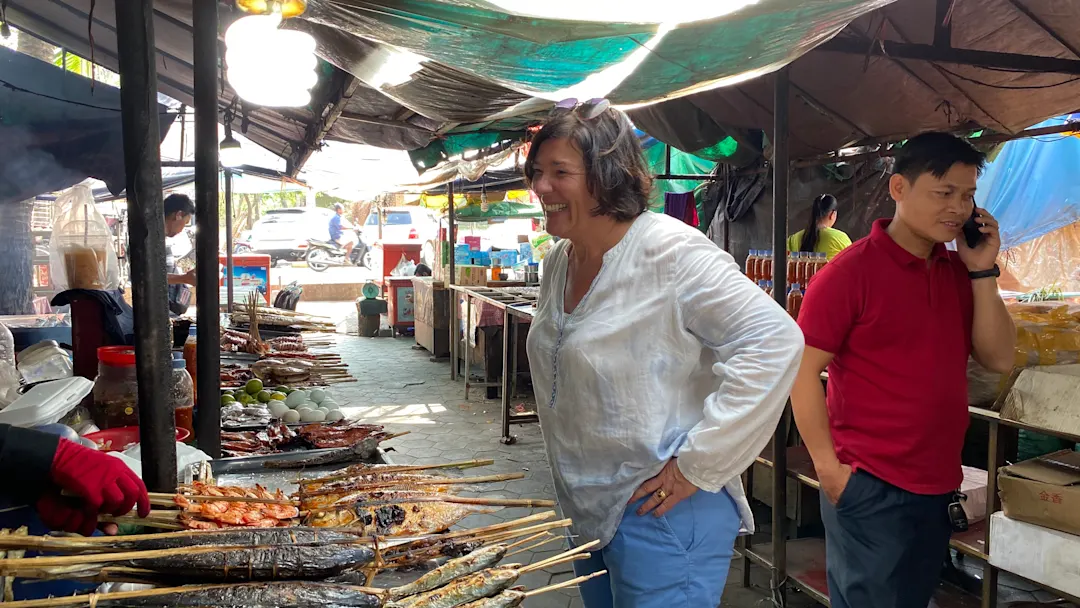 Vera besucht den Krabbenmarkt in Kep