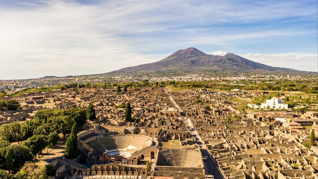 Ruinen von Pompeji mit dem Vesuv im Hintergrund, Pompeji, Kampanien, Italien.
