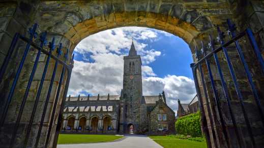 Blick durch ein Tor auf die historischen Gebäude der St Andrews University