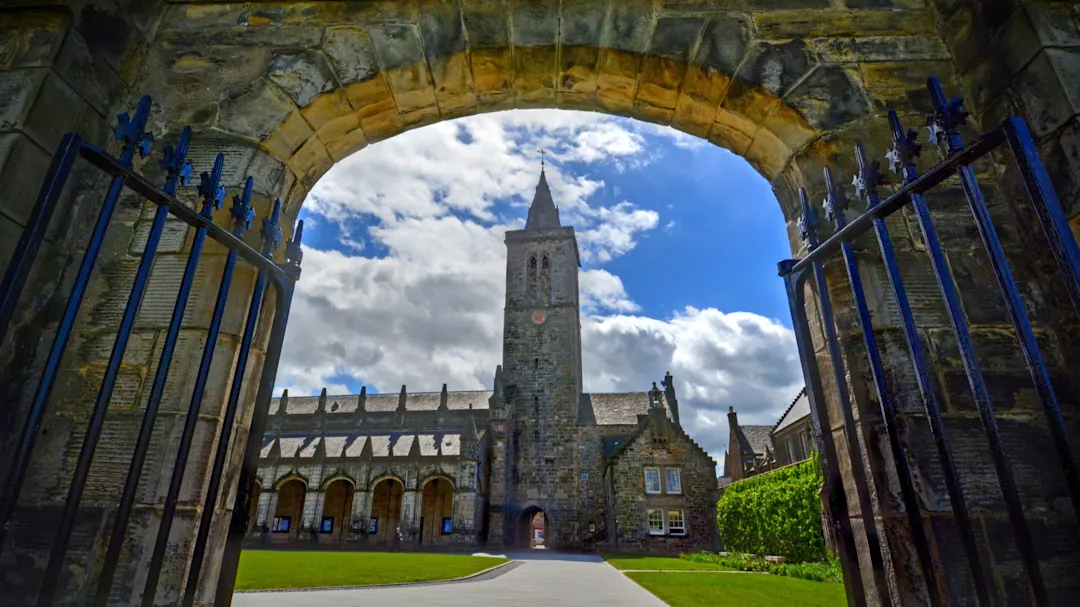 St Andrews University, St Andrews, Schottland Blick durch ein Tor auf die historischen Gebäude der St Andrews University