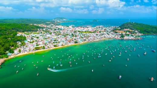 Vue aérienne d'une ville et de bateaux sur l'eau, sur l'île de Phu Quoc, au Vietnam.