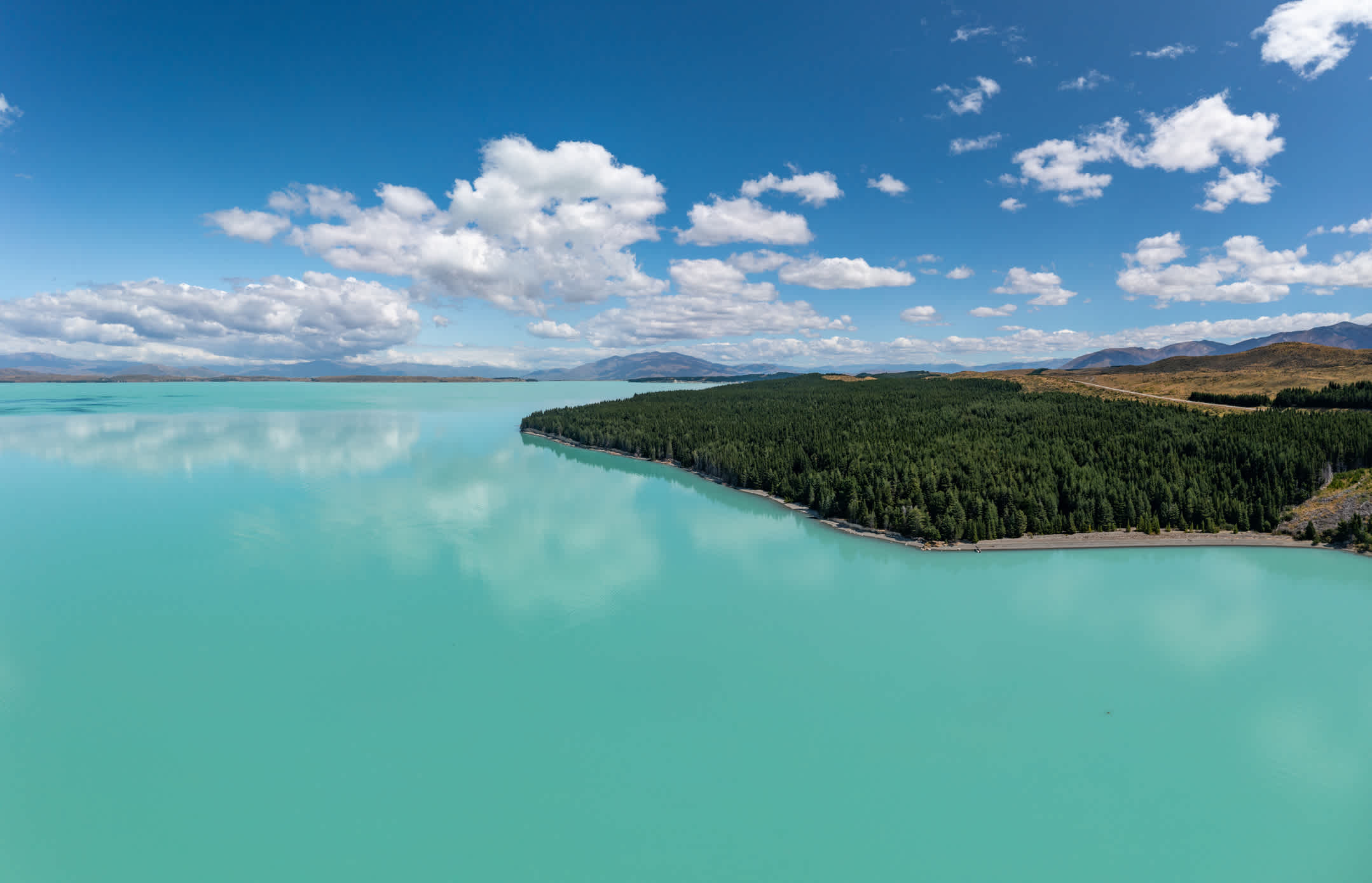 La vue sur le lac Pukaki aux eaux bleues turquoise et les Alpes du Sud du Mont Cook à Ben Ohau, en Nouvelle-Zélande