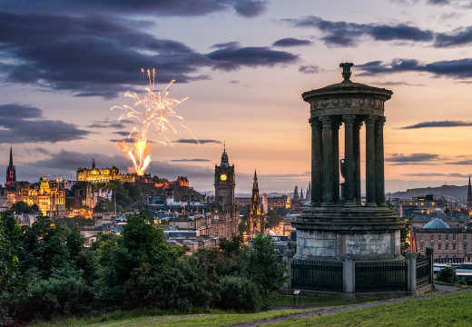 Un feu d'artifice sur les hauteurs de la ville d'Edimbourg lors du festival populaire Hogmanay à découvrir pendant votre voyage en Écosse.