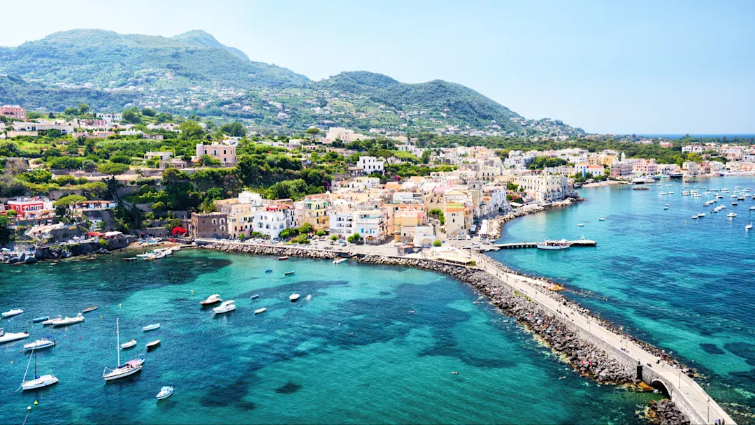 Küstenansicht von Ischia mit bunten Häusern und Booten, Ischia, Kampanien, Italien.
