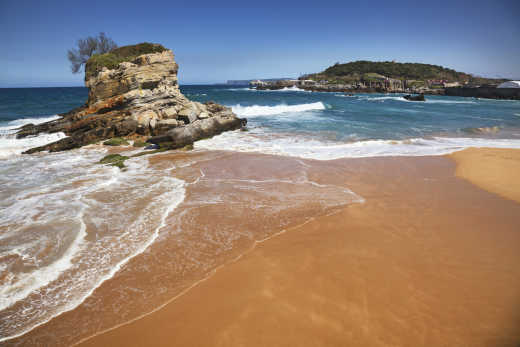 Aufnahme des Playa de El Puntal in Santander, Spanien
